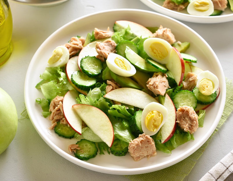 lagani obrok sa zelenom salatom i tunom